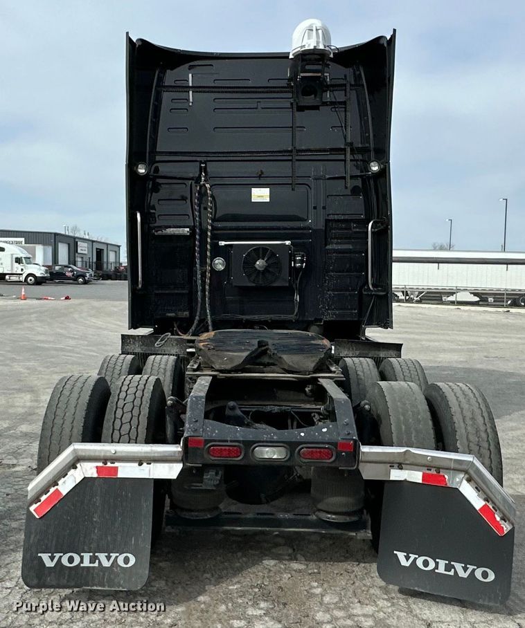 image for item DQ6421 2018 Volvo VNL semi truck