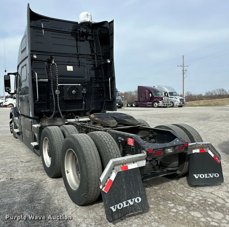 image for item DQ6421 2018 Volvo VNL semi truck