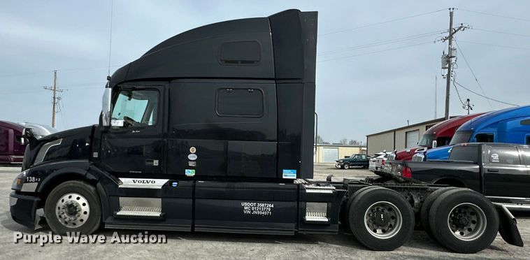 image for item DQ6421 2018 Volvo VNL semi truck