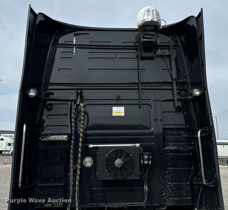 image for item DQ6421 2018 Volvo VNL semi truck