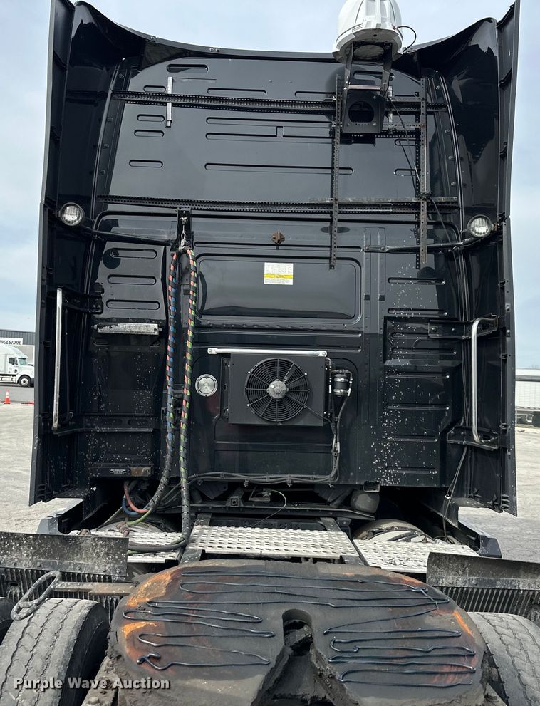 image for item DQ6421 2018 Volvo VNL semi truck