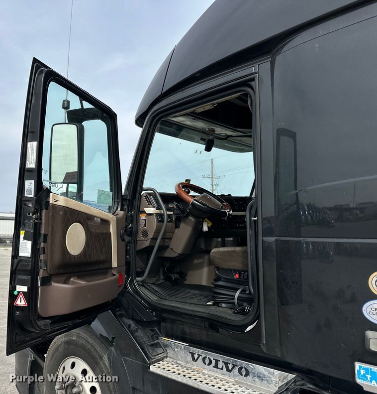 image for item DQ6421 2018 Volvo VNL semi truck