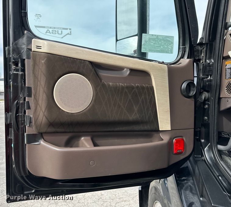 image for item DQ6421 2018 Volvo VNL semi truck