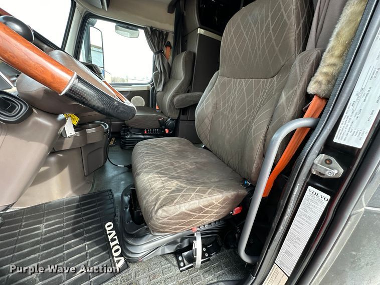 image for item DQ6421 2018 Volvo VNL semi truck