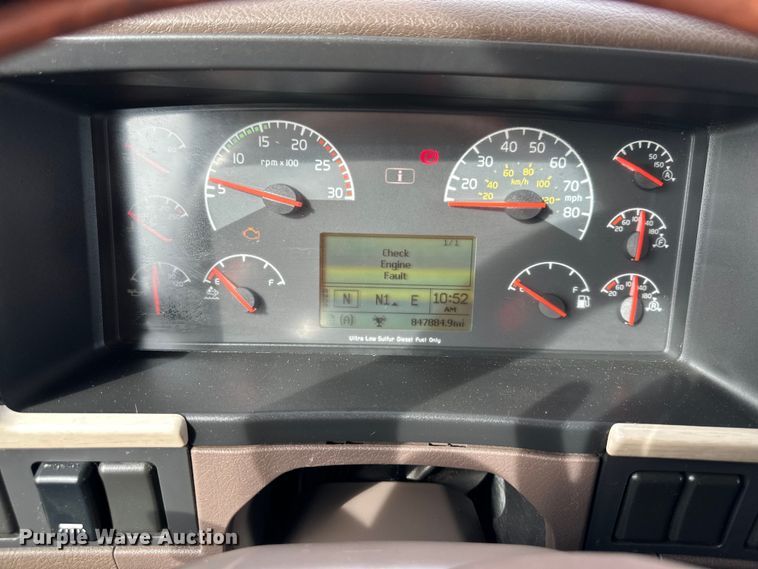 image for item DQ6421 2018 Volvo VNL semi truck