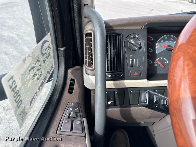 image for item DQ6421 2018 Volvo VNL semi truck