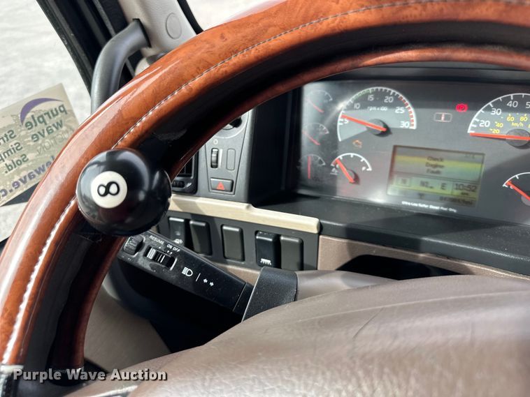 image for item DQ6421 2018 Volvo VNL semi truck