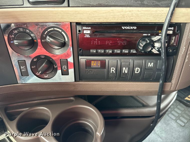 image for item DQ6421 2018 Volvo VNL semi truck