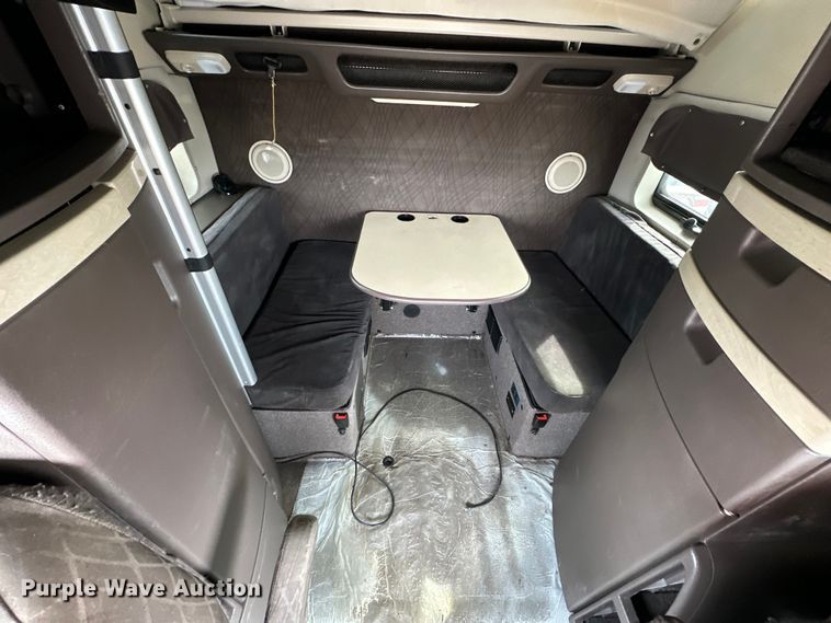 image for item DQ6421 2018 Volvo VNL semi truck