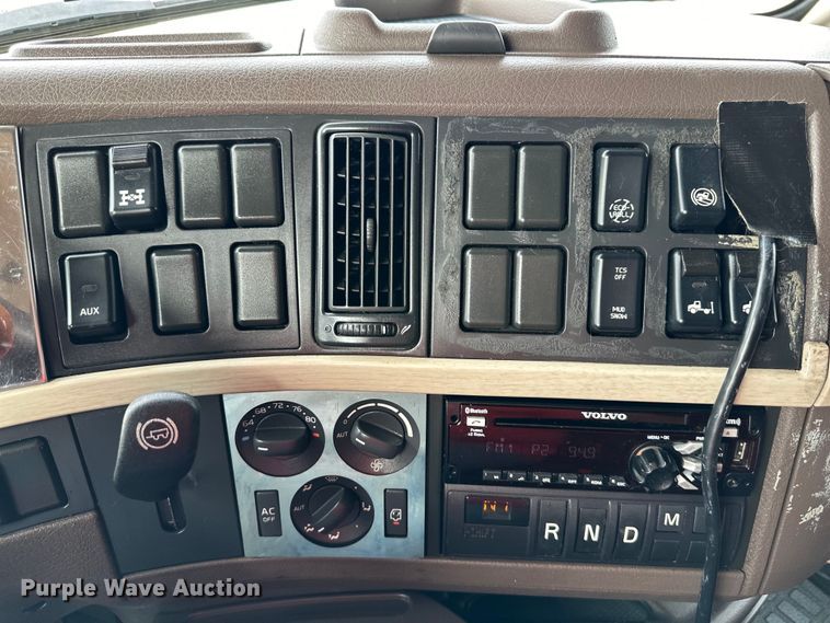 image for item DQ6421 2018 Volvo VNL semi truck