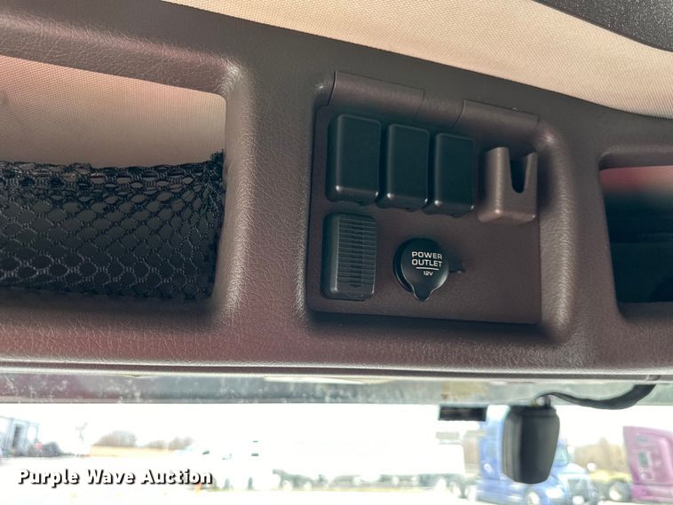 image for item DQ6421 2018 Volvo VNL semi truck