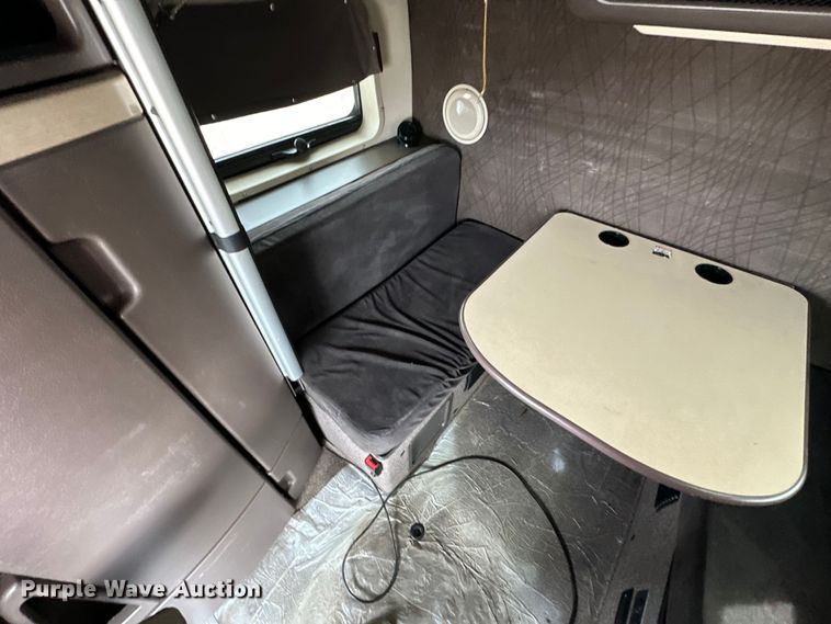 image for item DQ6421 2018 Volvo VNL semi truck