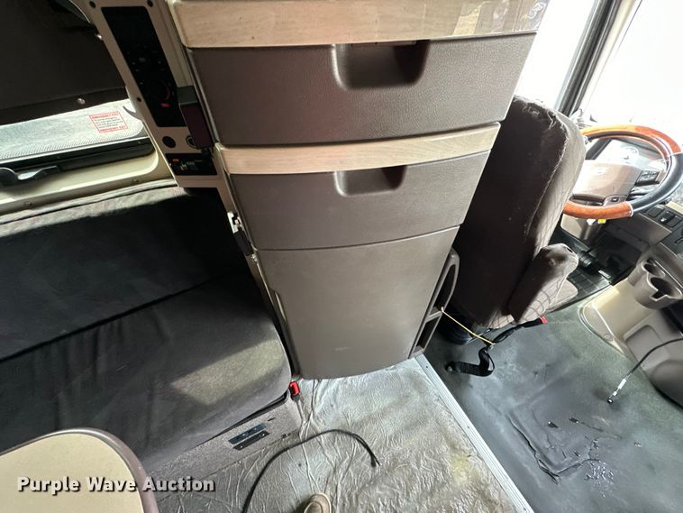 image for item DQ6421 2018 Volvo VNL semi truck