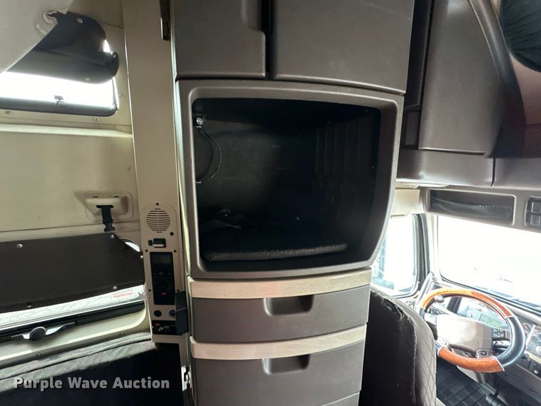 image for item DQ6421 2018 Volvo VNL semi truck