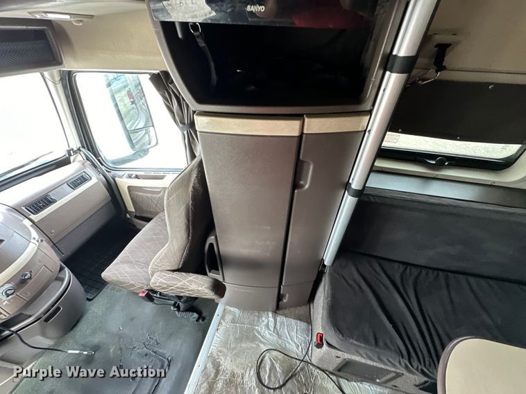 image for item DQ6421 2018 Volvo VNL semi truck