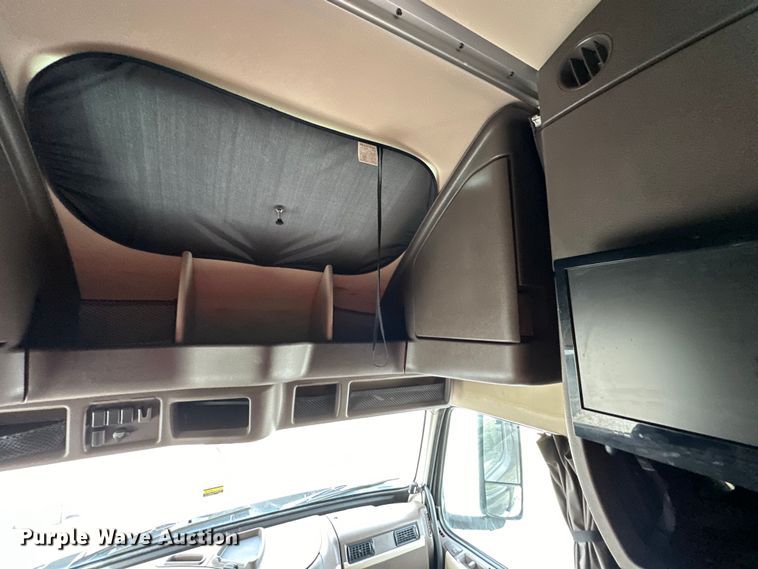 image for item DQ6421 2018 Volvo VNL semi truck