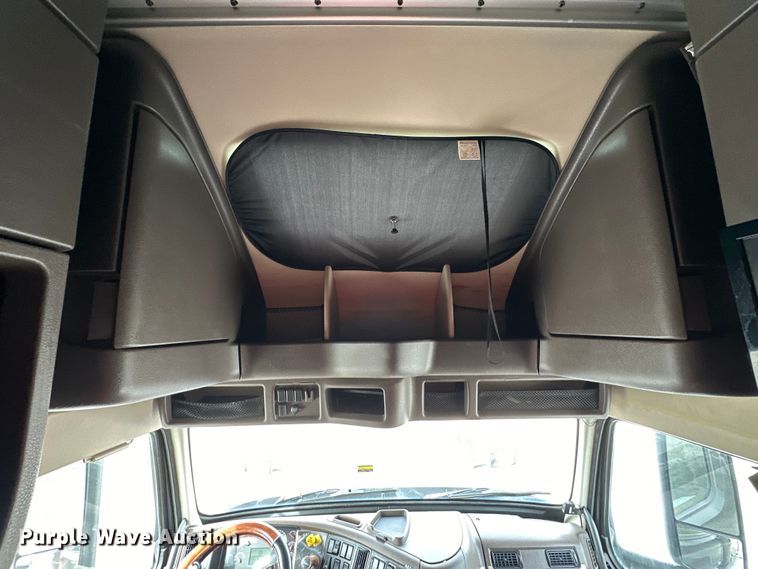 image for item DQ6421 2018 Volvo VNL semi truck