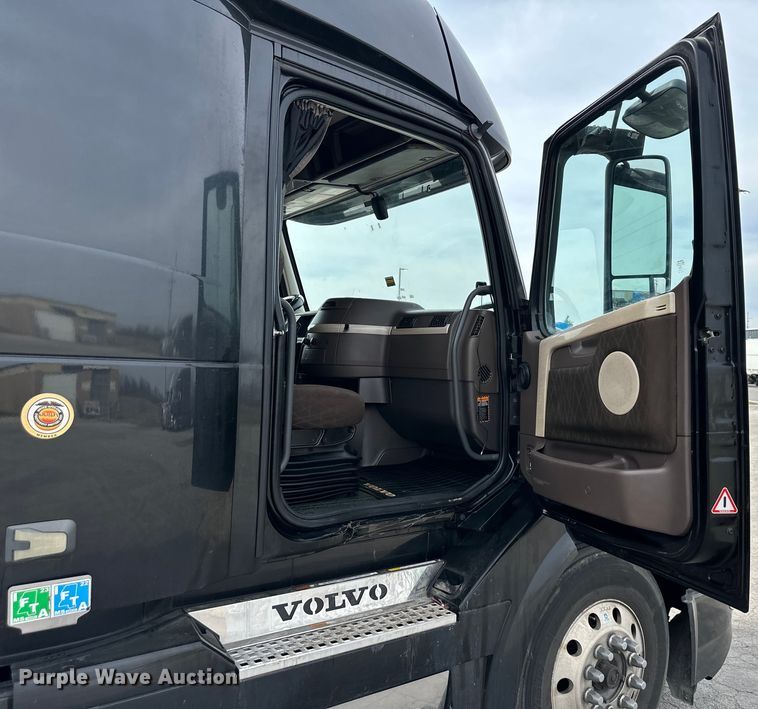 image for item DQ6421 2018 Volvo VNL semi truck