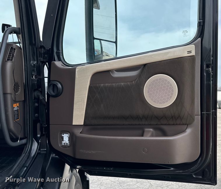 image for item DQ6421 2018 Volvo VNL semi truck