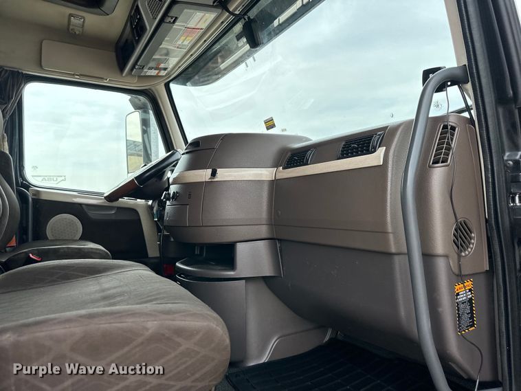 image for item DQ6421 2018 Volvo VNL semi truck