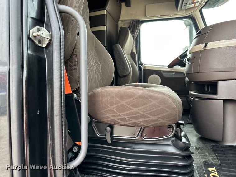 image for item DQ6421 2018 Volvo VNL semi truck