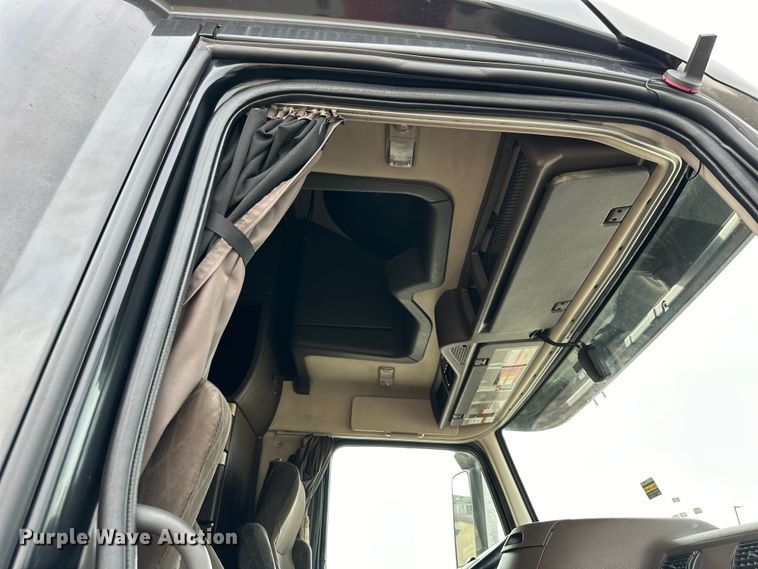 image for item DQ6421 2018 Volvo VNL semi truck