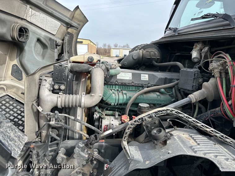 image for item DQ6421 2018 Volvo VNL semi truck