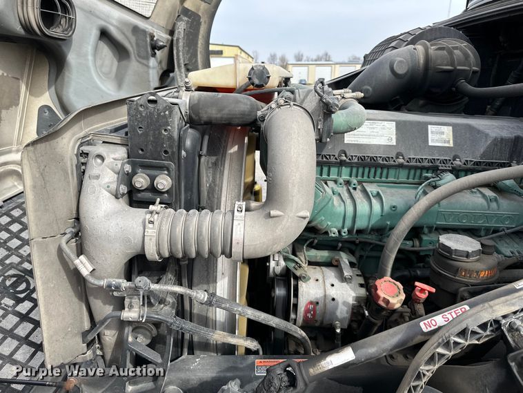 image for item DQ6421 2018 Volvo VNL semi truck