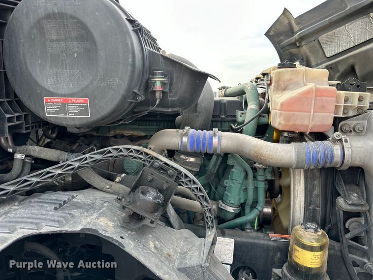 image for item DQ6421 2018 Volvo VNL semi truck