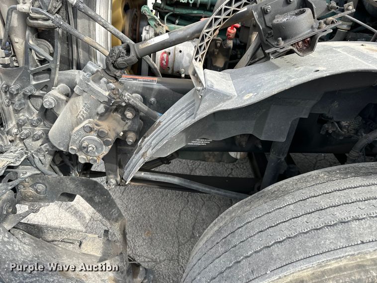 image for item DQ6421 2018 Volvo VNL semi truck