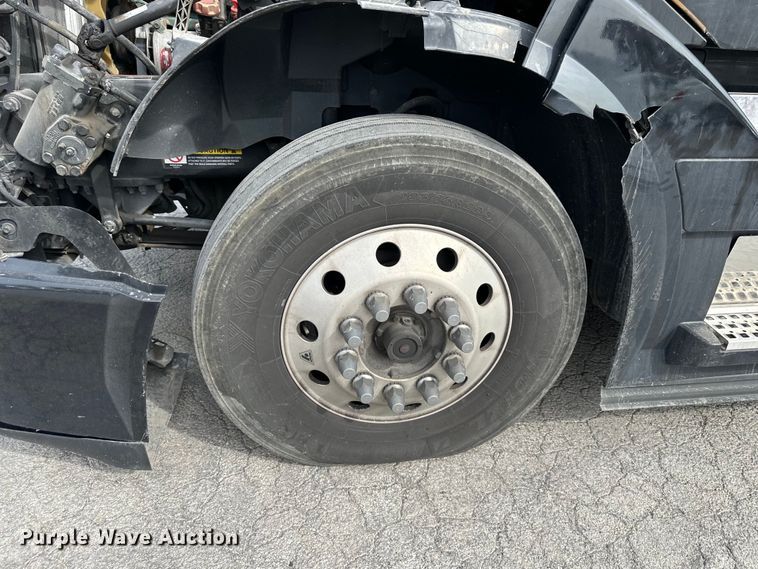 image for item DQ6421 2018 Volvo VNL semi truck
