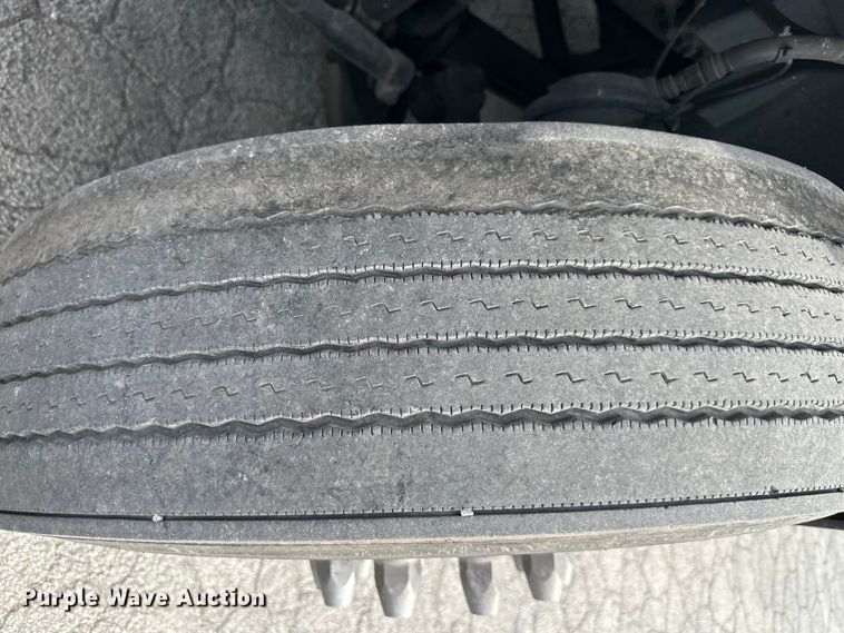 image for item DQ6421 2018 Volvo VNL semi truck