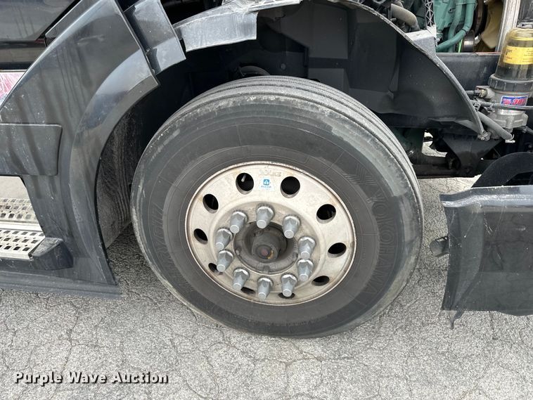 image for item DQ6421 2018 Volvo VNL semi truck