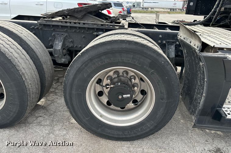 image for item DQ6421 2018 Volvo VNL semi truck