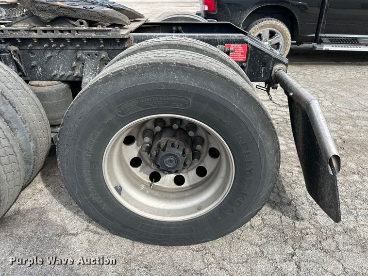 image for item DQ6421 2018 Volvo VNL semi truck