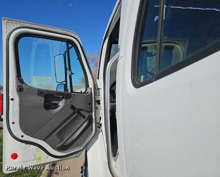 image for item DQ8603 2010 Freightliner Busings Class M2 Crew Cab flatbed truck