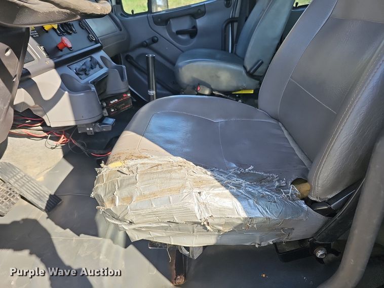 image for item DQ8603 2010 Freightliner Busings Class M2 Crew Cab flatbed truck