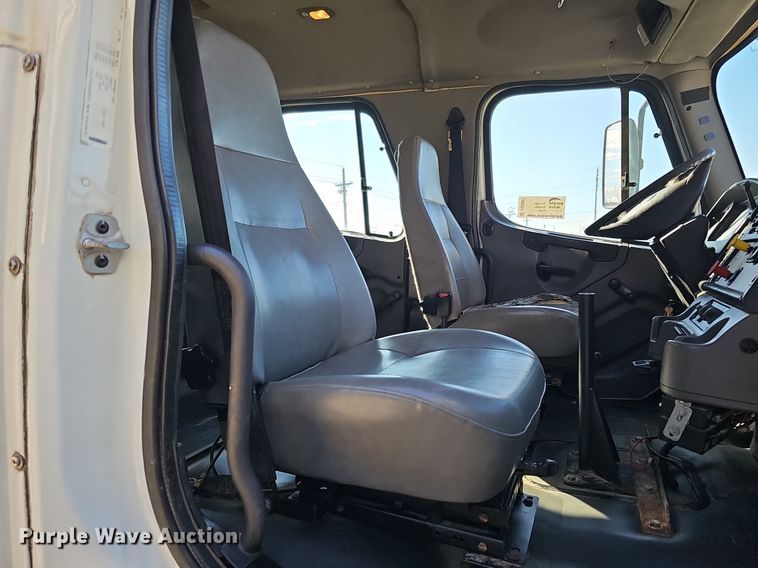 image for item DQ8603 2010 Freightliner Busings Class M2 Crew Cab flatbed truck