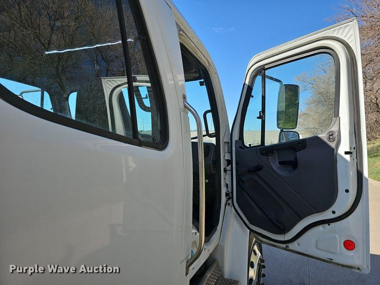 image for item DQ8603 2010 Freightliner Busings Class M2 Crew Cab flatbed truck