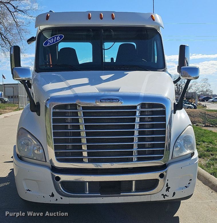image for item DQ8605 2016 Freightliner Cascadia semi truck