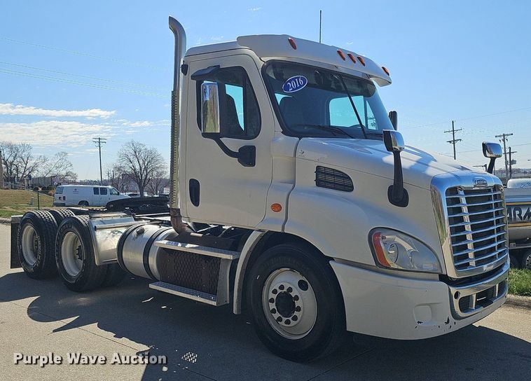image for item DQ8605 2016 Freightliner Cascadia semi truck