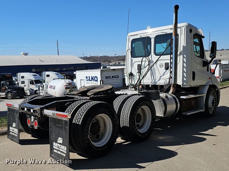 image for item DQ8605 2016 Freightliner Cascadia semi truck