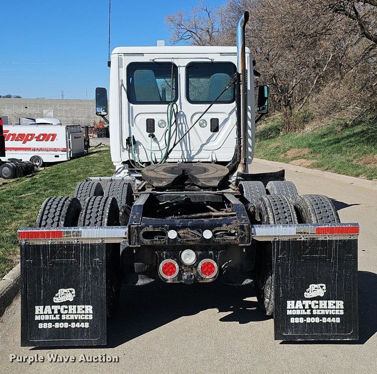 image for item DQ8605 2016 Freightliner Cascadia semi truck