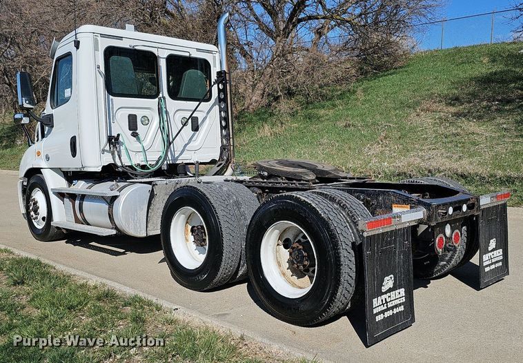 image for item DQ8605 2016 Freightliner Cascadia semi truck