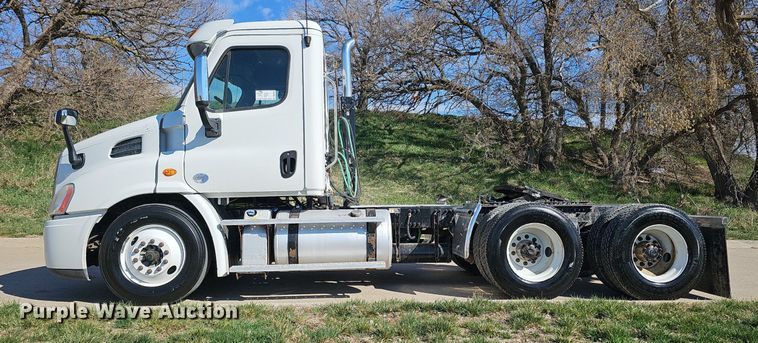 image for item DQ8605 2016 Freightliner Cascadia semi truck