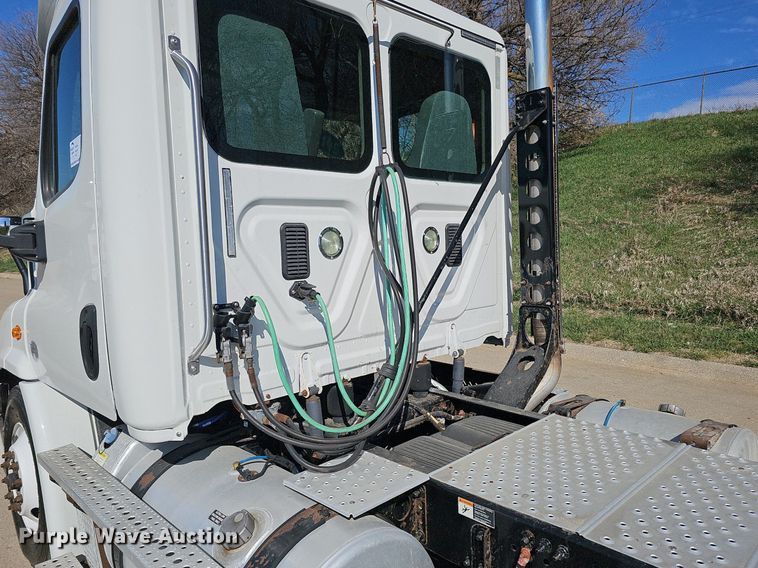 image for item DQ8605 2016 Freightliner Cascadia semi truck