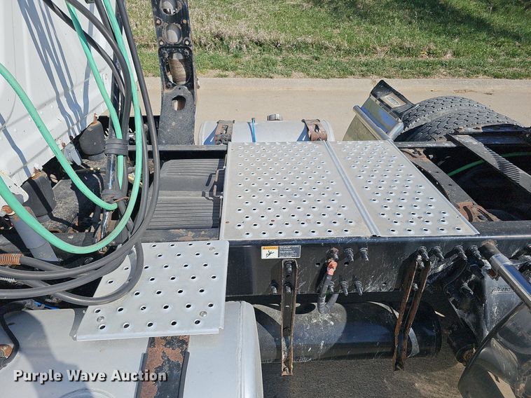 image for item DQ8605 2016 Freightliner Cascadia semi truck