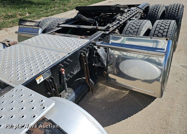 image for item DQ8605 2016 Freightliner Cascadia semi truck