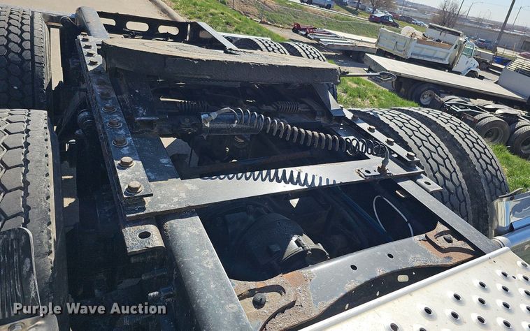 image for item DQ8605 2016 Freightliner Cascadia semi truck