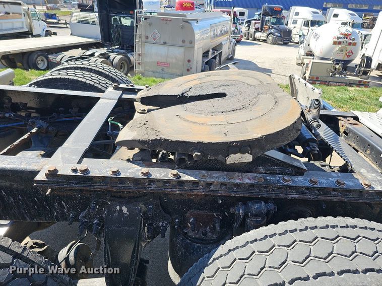 image for item DQ8605 2016 Freightliner Cascadia semi truck